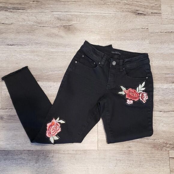 Black rose applique raw hem mid-rise tapered ankle length jeans goth emo Size 4 - Picture 3 of 9